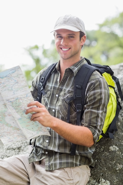 Retrato de joven excursionista con mapa
