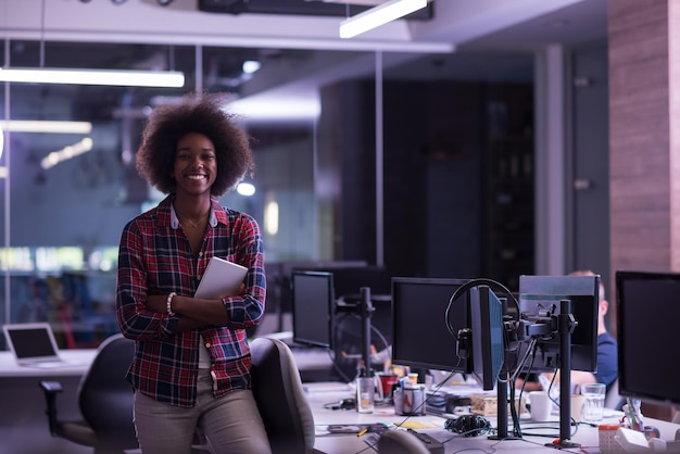 retrato de una joven y exitosa mujer afroamericana hermosa que disfruta pasar un tiempo alegre y de calidad mientras trabaja en una gran oficina moderna