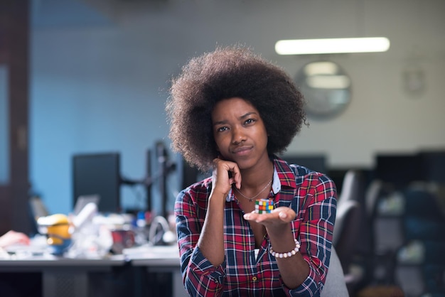 retrato de una joven y exitosa mujer afroamericana hermosa que disfruta pasar un tiempo alegre y de calidad mientras trabaja en una gran oficina moderna