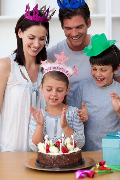 Retrato de una joven familia celebrando un cumpleaños