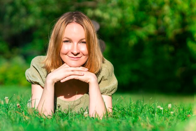 Retrato, de, joven, feliz, alegre, positivo, adolescente, niña, joven, bastante, alegre, mujer, está acostado