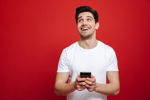 Retrato de un joven feliz en camiseta blanca