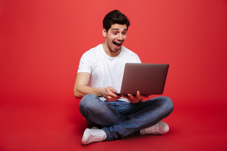 Foto retrato de un joven feliz en camiseta blanca