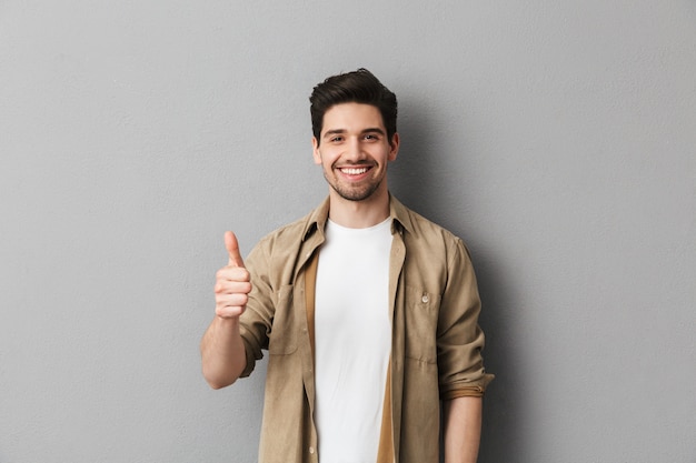 Retrato de un joven feliz y casual