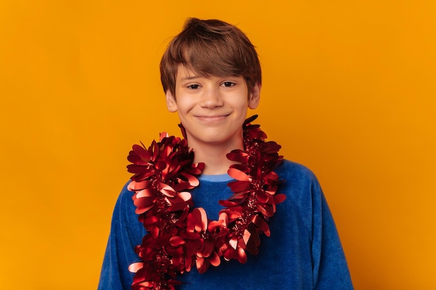 Foto retrato de un joven feliz esperando la navidad