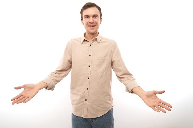 Retrato de un joven feliz extendiendo las manos con alegría e inspiración Manos abiertas aisladas en un estudio blanco backgroundxA