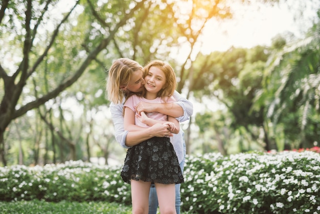 Retrato de joven feliz hermosa madre e hija abrazando.