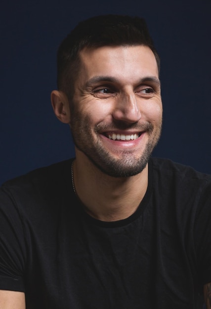 Retrato, de, un, joven, feliz, hombre