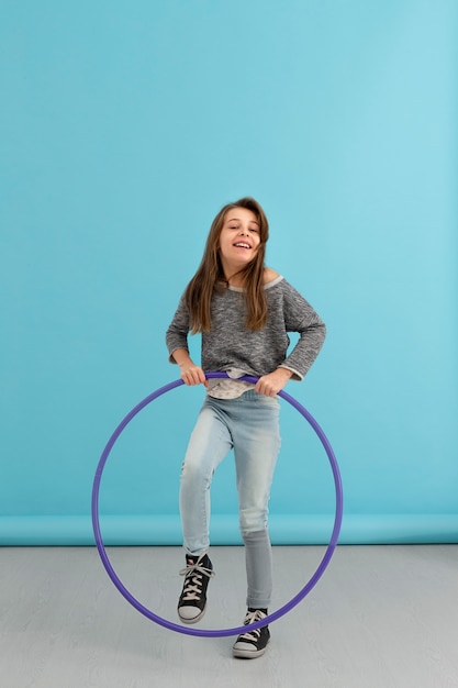 Retrato de joven feliz con hula hoop