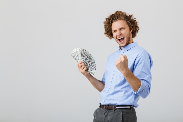 Retrato de un joven feliz con pelo rizado