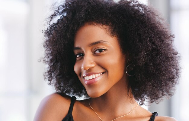 Retrato de una joven feliz sonriendo con confianza