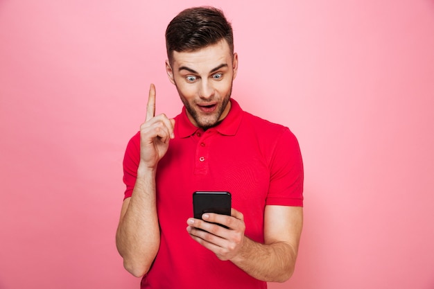 Retrato de un joven feliz con teléfono móvil