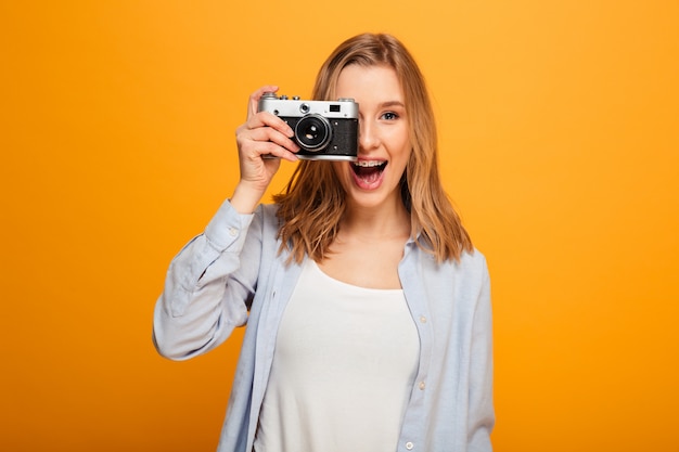 Retrato de una joven feliz con tirantes