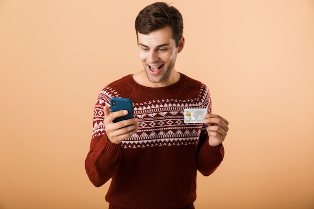 Retrato de un joven feliz vestido con suéter