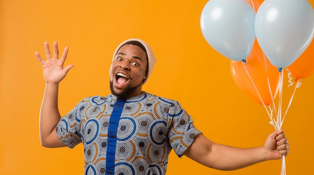 Retrato, joven, en, fiesta, con, globos