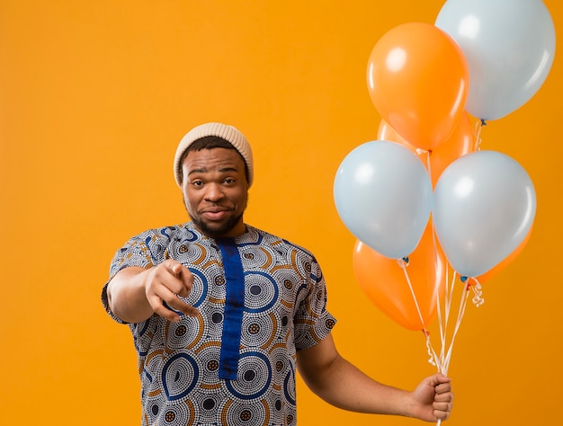 Retrato, joven, en, fiesta, con, globos