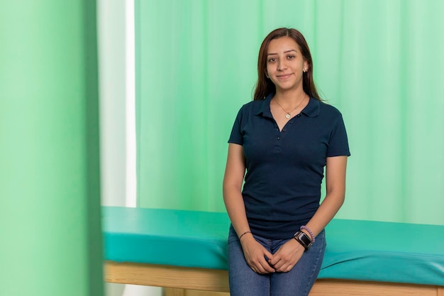 Foto retrato de una joven fisioterapeuta mexicana en su consultorio médico