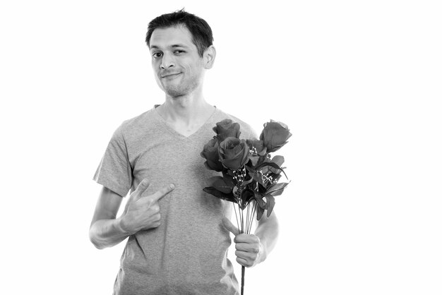 Retrato de joven flaco listo para el día de San Valentín aislado en blanco en blanco y negro