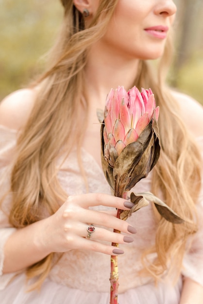 Retrato de una joven con flor