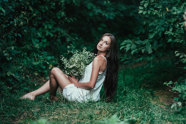 Retrato de una joven con flores blancas