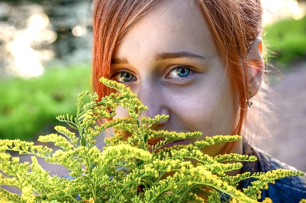 Retrato de una joven con flores