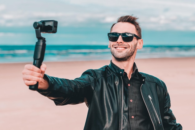 Foto retrato de un joven fotografiando con una cámara