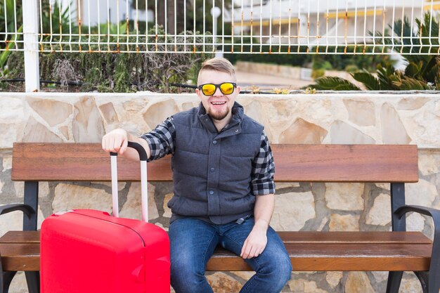 Foto retrato de un joven con gafas de sol al aire libre