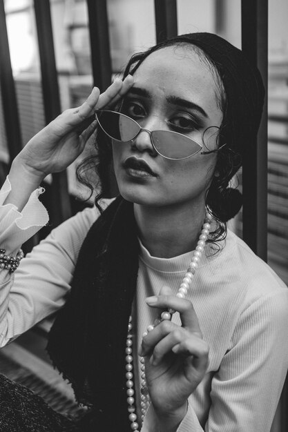 Foto retrato de un joven con gafas de sol