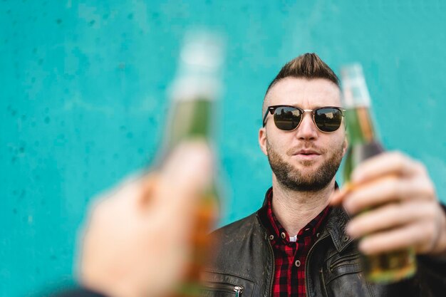 Foto retrato de un joven con gafas de sol