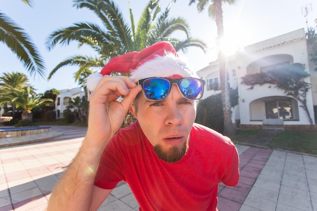 Foto retrato de un joven con gafas de sol