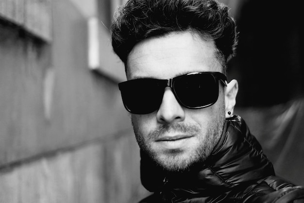 Retrato de un joven con gafas de sol