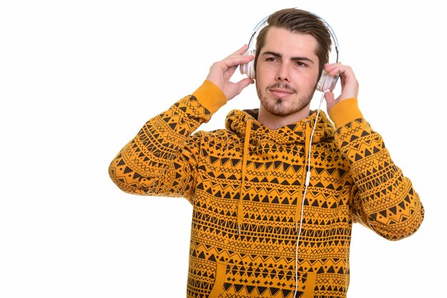 Retrato de joven guapo con barba con auriculares