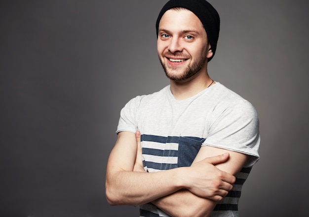 Retrato de joven guapo en camiseta.