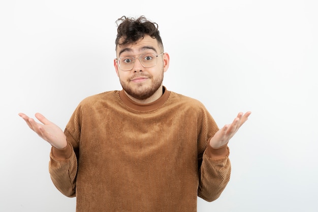 Foto retrato de joven guapo con gafas mirando a cámara.