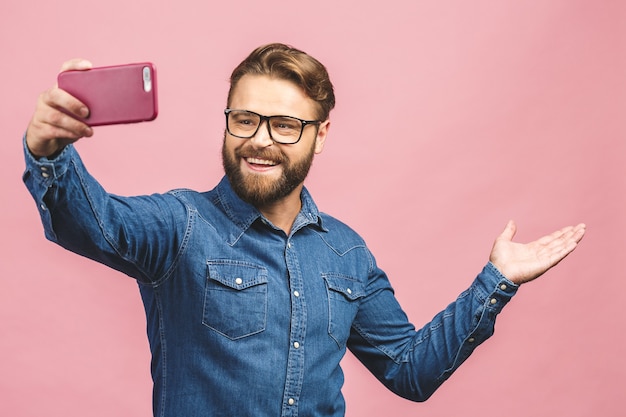 Retrato de joven guapo con gafas