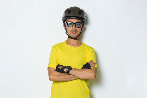 retrato, joven, guapo, hombre, llevando, ciclista, casco, aislado, blanco, plano de fondo