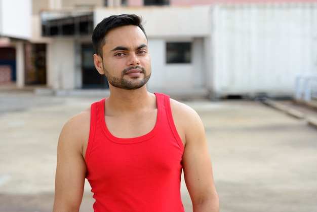Retrato de joven guapo indio barbudo listo para gimnasio