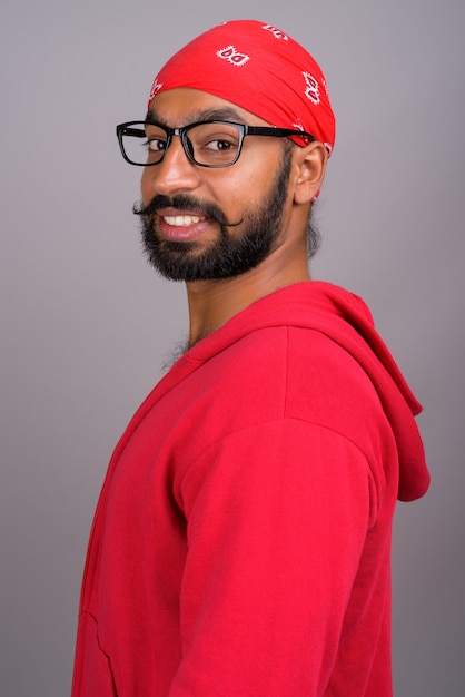 Retrato, de, joven, guapo, indio, hombre, llevando, camisa roja