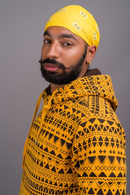 Retrato de joven guapo indio vistiendo sudadera con capucha