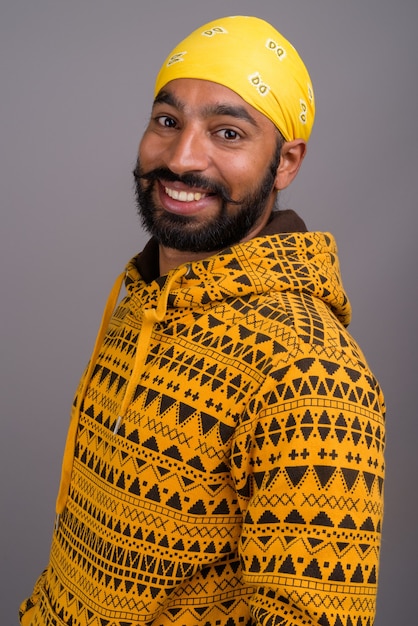 Retrato de joven guapo indio vistiendo sudadera con capucha