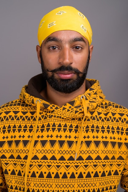 Foto retrato de joven guapo indio vistiendo sudadera con capucha