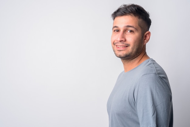 Retrato de joven guapo iraní en blanco