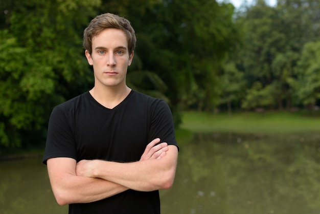 Retrato de joven guapo en el parque