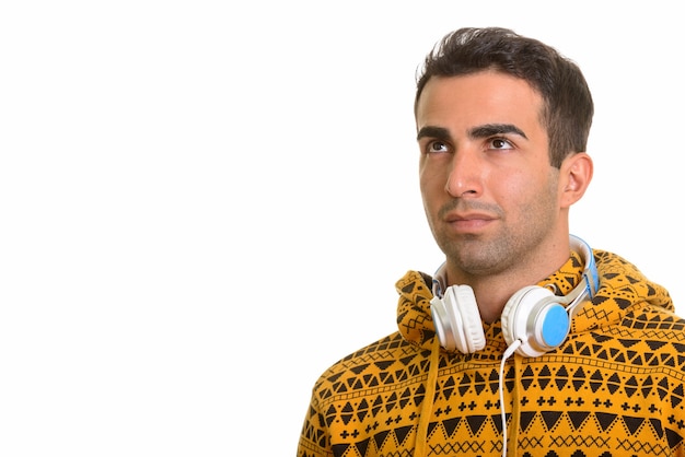 Retrato de joven guapo persa con auriculares