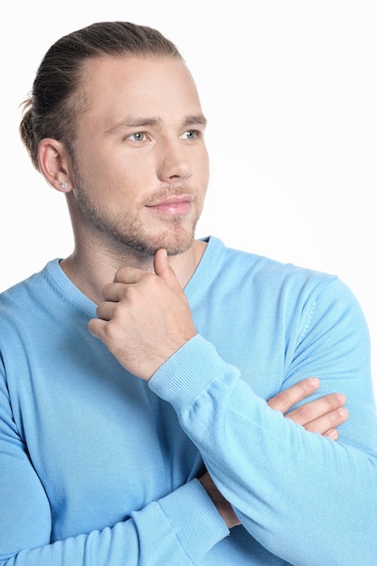 Foto retrato de joven guapo, posando sobre fondo blanco