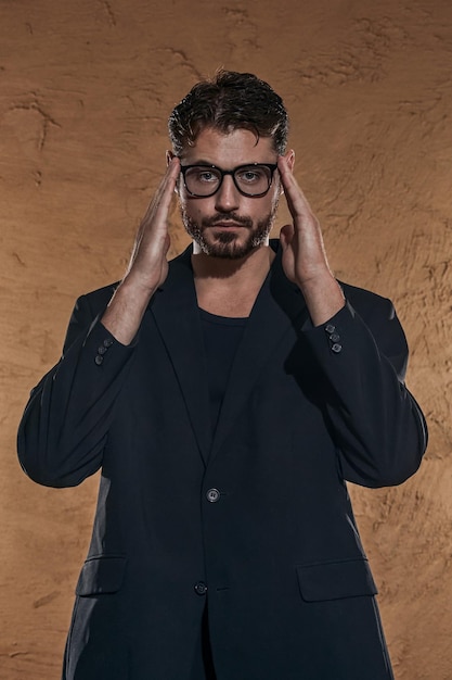 Retrato de un joven guapo con traje y gafas.