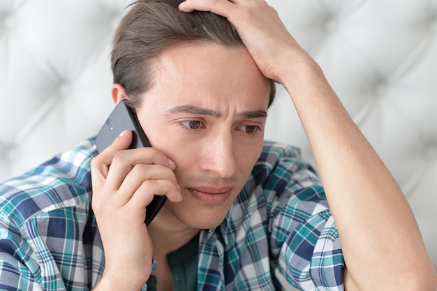 Foto retrato, de, un, joven, hablar teléfono