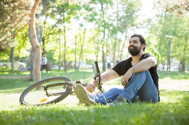 Retrato de un joven haciendo ejercicio en el parque