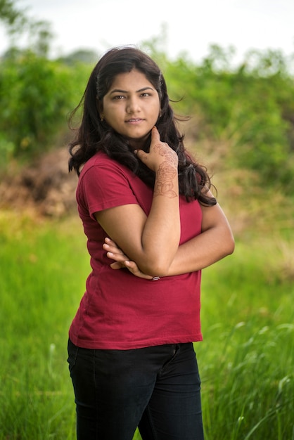 Retrato de joven hermosa al aire libre en el parque.