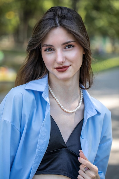 Retrato de una joven y hermosa chica morena